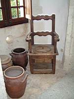 Saint Astier - Chateau de Puyferrat - Pot et chaise-wc